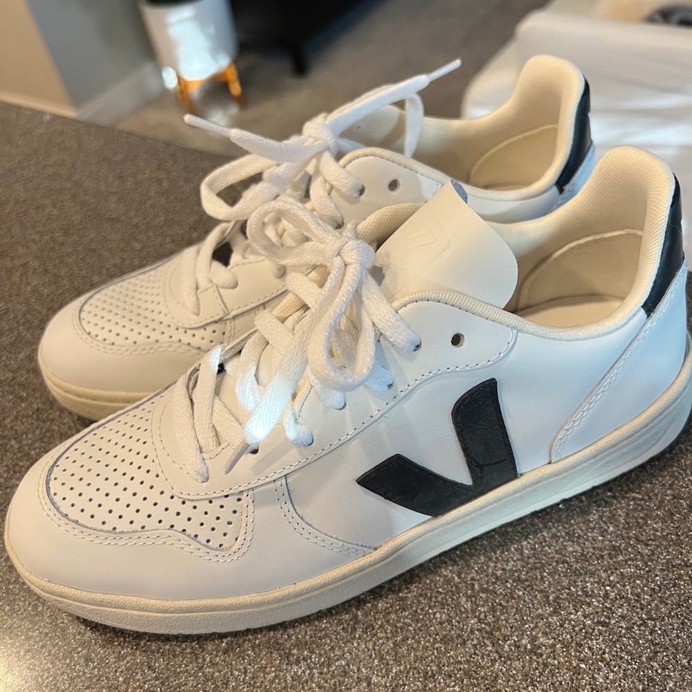 Veja V-10 Unisex Leather Sneakers Extra White/Black US size 8 EUR 39